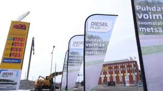 Kaara tutustuu St1:n uuteen Diesel Plus -polttoaineeseen
