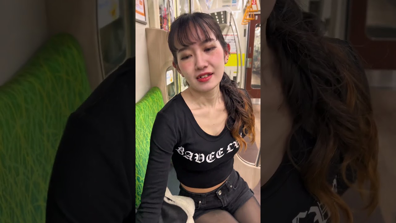電車の中で彼女のホック外してみたら #彼女 #かわいい