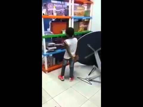 Memino nervoso quebrando tudo