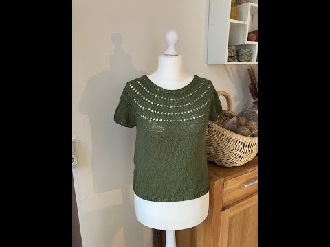 Knitting a simple summer shirt in a circular yoke