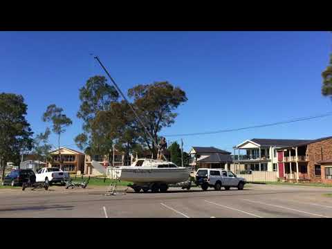 Trailer sailer mast lowering on a Farr 7500 trailer yacht