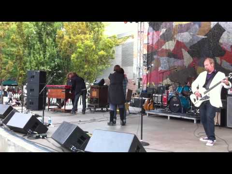 Star Anna w/ Carrie Akre Bumbershoot 2010 (& The Laughing Dogs!!)