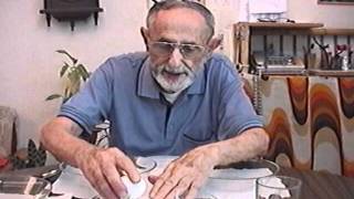 שימוש קל בגיליוטינה לשבירת ביצים (ידידנו היקר משה רצון ז"ל) - התמונה מוצגת ישירות מתוך אתר האינטרנט יוטיוב. זכויות היוצרים בתמונה שייכות ליוצרה. קישור קרדיט למקור התוכן נמצא בתוך דף הסרטון