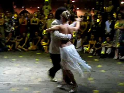  Sebastian Arce  and  Mariana Montes  are  dancing  to  the  milonga  "  Que Tiempo Aquel  "