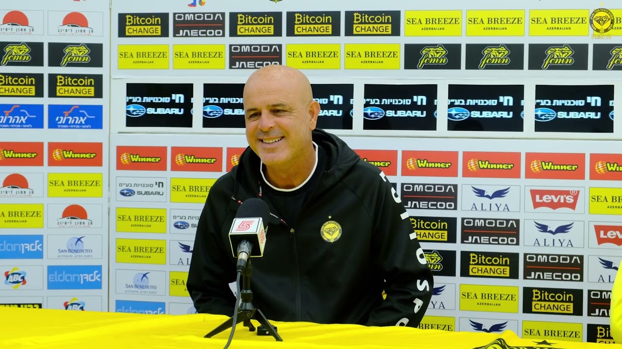 יוסי אבוקסיס במסיבת העיתונאים לפני המשחק מול הפועל באר שבע