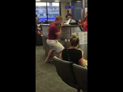 Un homme prend le micro de la salle d’embarquement d’un aéroport et se met à chanter devant tout le