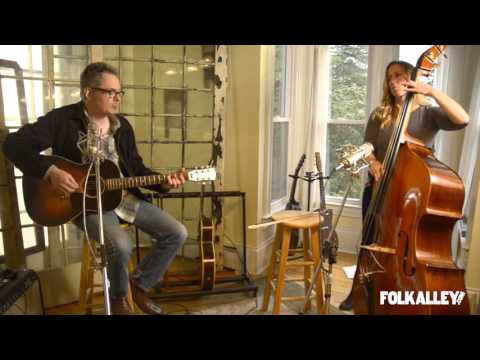 Folk Alley Sessions: Kevin Gordon - "Walking on the Levee"