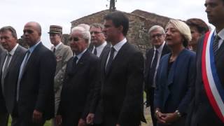 preview picture of video 'Oradour Sur Glane 2014 Mr Le Premier Ministre Manuel Valls arrive dans l'enceinte du village martyr'