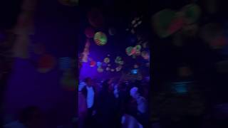 Download lagu Rengarenk gece kulübü mp3