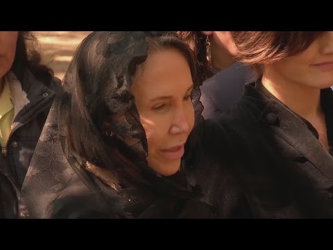 Images of Chespirito's burial at the French Pantheon in Mexico