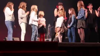 Rozalén en Villena cantando con los niños &quot;Las hadas existen&quot;
