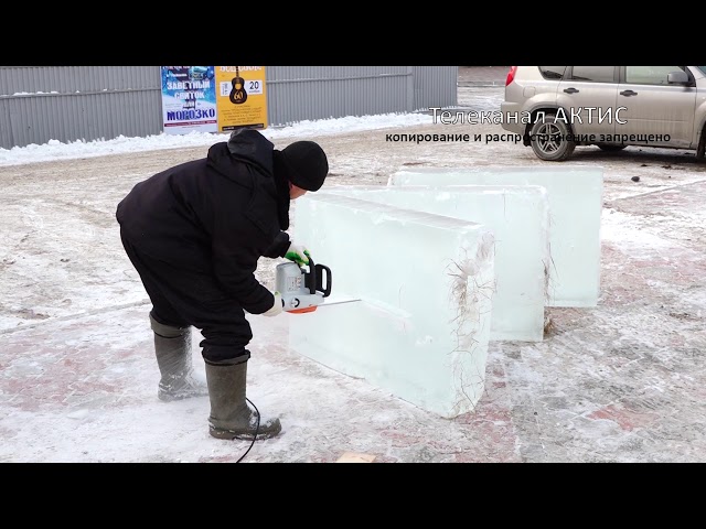 В Ангарске возводят ледяной городок