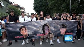 Lacrime e dolore: il corteo per ricordare Lollo, Camilla e Riccardo morti nell’incidente di Senago