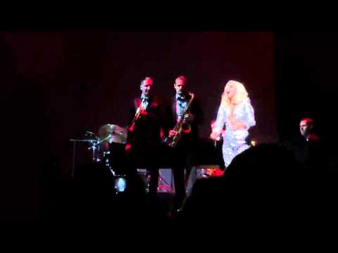 Lady Gaga Drops The Mic (Cheek to Cheek Tour)