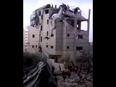 مشهد صادم يوثق سقوط نازحين في غزة من أعلى سطح بناية أثناء محاولتهم الوصول إلى المساعدات الجوية