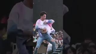 Download lagu Park Jimin showing his abs in a live concert, in a broad daylight 🥵 #shorts mp3