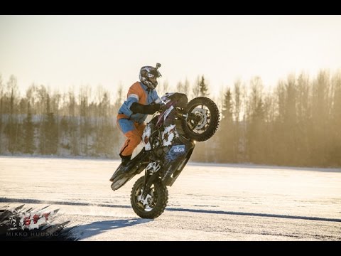 Streetbike on ice (Triumph Daytona)