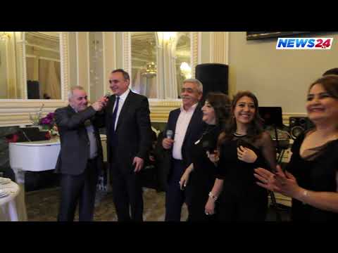 Aktyor Füzuli Hüseynov mahnı oxudu