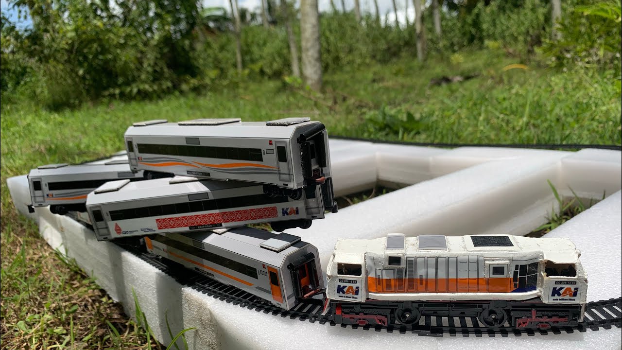 BERMAIN DAN MENCARI KERETA API MINIATUR DI HUTAN PINUS..||MINIATUR KERETA API..