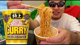 特上カップヌードルを食べる