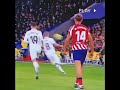 Jugadores del Real Madrid provocando a Marcos Llorente 🤬