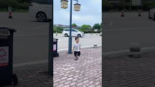 爸爸不讲文明，儿子也不惯着他#爸爸带娃#家有萌宝