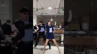 [閒聊] 在辦公室加班時短裙女同事突然跳舞會怎樣