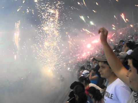 "IMPRESIONANTE RECIBIMIENTO BLOOMING VS U catolica" Barra: Los Chiflados &bull; Club: Blooming