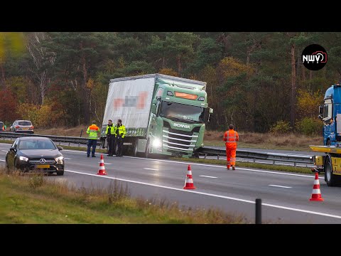 Vrachtwagen ramt tegen middengeleider A28 bij ‘t Harde, nadat chauffeur onwel werd