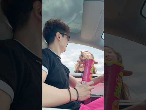 姐姐跑得比車還快😂 The elder sister runs faster than a car 😂  #sistersonfire  #funny