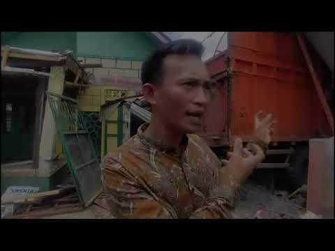 Tiga Rumah Ambruk Dihantam Truk