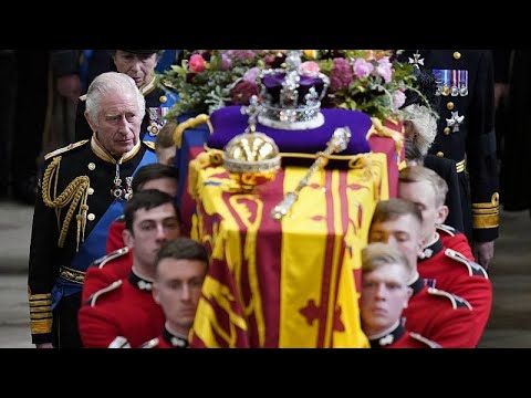 Entusiasmo en el cortejo fúnebre de la Reina Isabel II.
