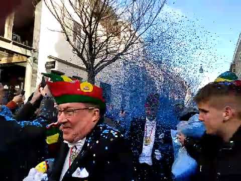 confetti regen tijdens de carnaval