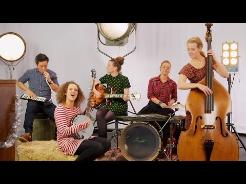 NRK Super - Musikkvideo: Julehilsen fra programlederne (Lysa er tente)