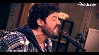 Xabi Solanok zuzenean abestu du, 'Kontrako Eztarria'n