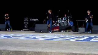 ADAM GREGORY SINGING GET IT WHILE THE GETTINGS GOOD 7-19-09(short)