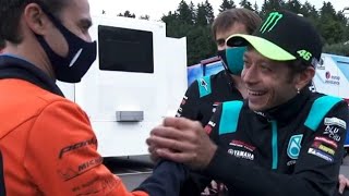 Download lagu Senangnya Valentino Rossi saat bertemu Dani Pedrosa mp3
