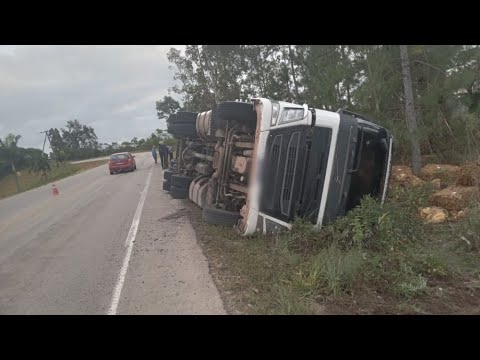 Carreta tomba na ERS-350 em Chuvisca na madrugada desta segunda-feira