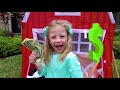 Stacy pretend play with farm toys von Li Stacy pretend play with farm toys von Li