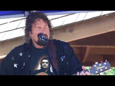 Peter Caulton - Festival 2014 - Johnny Cash close up
