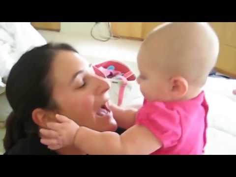 סרטון של תינוקות חמודים מנשקים את אימהותיהם