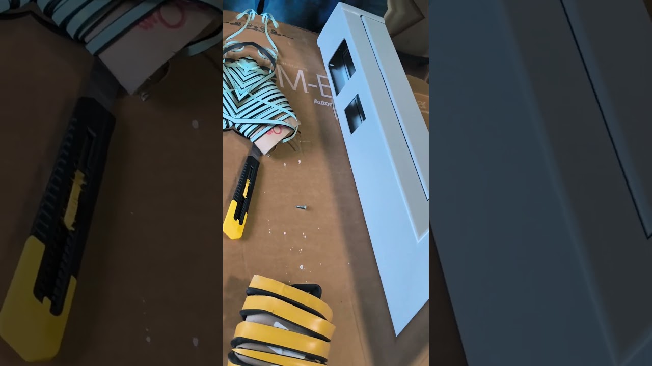 Słupek na czytnik płatności i kodów QR #szlaban #slupek #sokoltechnikiparkingowe #montaz #wadowice