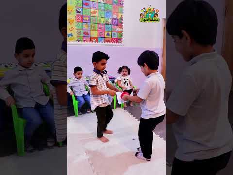 تحدّي التعاون للأطفال! هل ينجحون في إيصال الكرة دون أن تسقط؟ 😍🔥