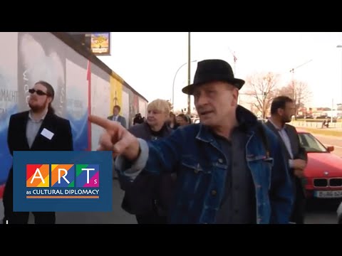 Günther Schäfer, Artist and Photographer East-side Gallery Berlin