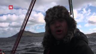 Sjøsjuk Petter avløser Anne-Kath til rors.