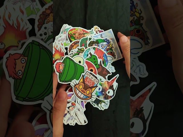 Vídeo relacionado con 50 pegatinas de anime Hayao Miyazaki, juego de pegatinas impermeables Kawaii, pegatinas de cine Ghibli, pegatinas aplicables para guitarras, coches, equipaje, ordenadores portátiles, niños y adultos