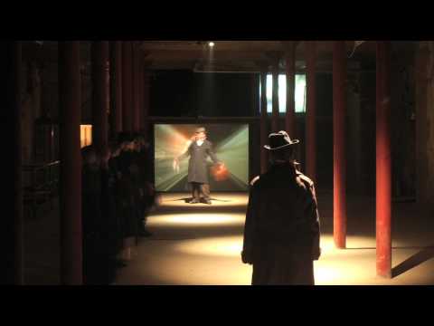 Ο [[#Tristan Sharps#]], σκηνοθέτης του θιάσου Dreamthinkspeak συζητά για την περιπατητική παράσταση Before I Sleep (2011).