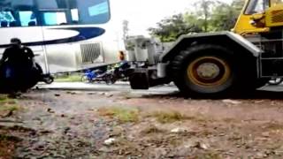 preview picture of video 'Dokumentasi Kecelakaan Bus ... & ... Evakuasi.avi'