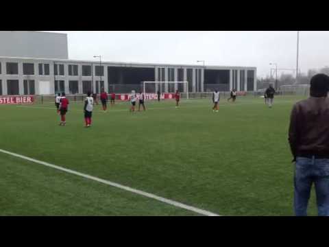 Dansende keeper van FC AMSTERDAM D1