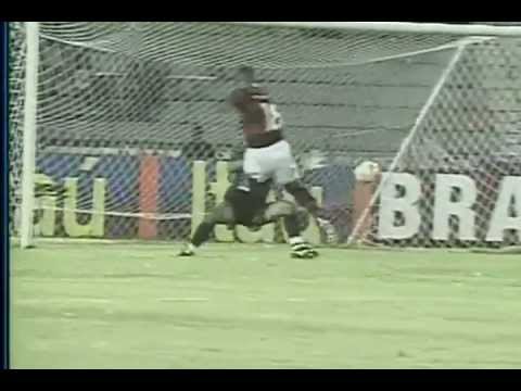 Gol em chute cruzado x Bahia [06/04/2003]